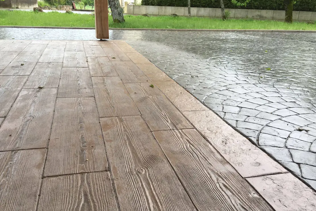 Imitación de hormigón impreso a madera en la zona posterior de una vivienda.